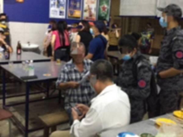 Pegawai operasi Jabatan Imigresen Perak membuat pemeriksaan ke atas pekerja dan pelanggan sebuah kedai makan di Jalan Russel Ipoh, semalam.