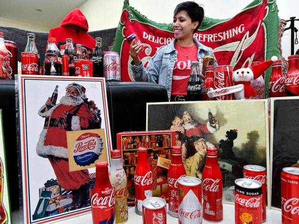 Pengumpul barangan jenama Coca-Cola, Saliza Ibrahim, 33, bersama sebahagian daripada koleksinya ketika ditemui di kediamannya di Country Homes Rawang.