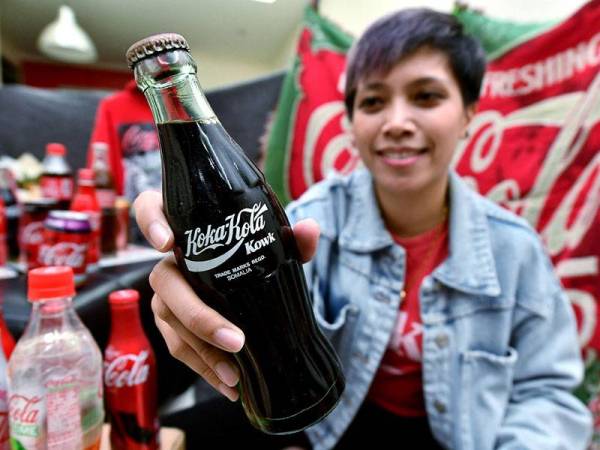 Pengumpul barangan jenama Coca-Cola, Saliza Ibrahim, 33, menunjukkan koleksi keluaran Somalia yang juga merupakan kesayangannya kerana ejaannya yang berlainan ketika ditemui di kediamannya di Country Homes Rawang.
