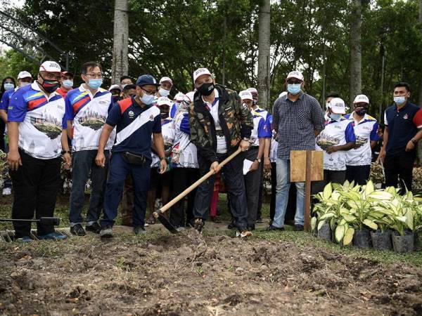 Menteri Wilayah Persekutuan Tan Sri Annuar Musa menanam pokok pada Program Pengindahan di Taman Awam Bukit Kiara hari ini.