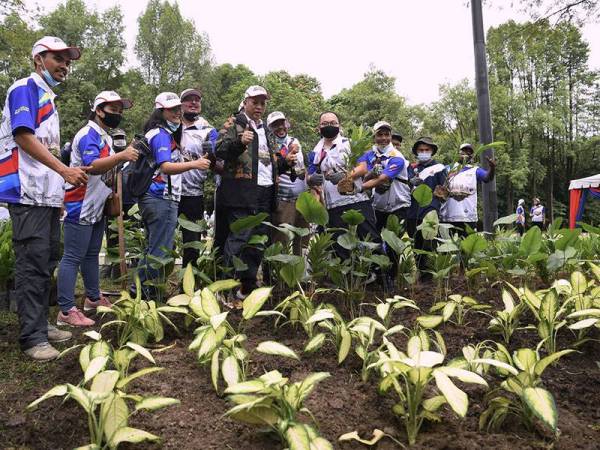 Menteri Wilayah Persekutuan Tan Sri Annuar Musa bergambar bersama para sukarelawan pada Program Pengindahan di Taman Awam Bukit Kiara hari ini.