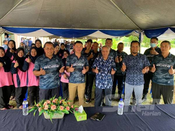 Muhammad Nasir (tiga dari kanan) bersama anggota polis IPD Machang pada Majlis Kacha Sugho peringkat IPD itu hari ini.