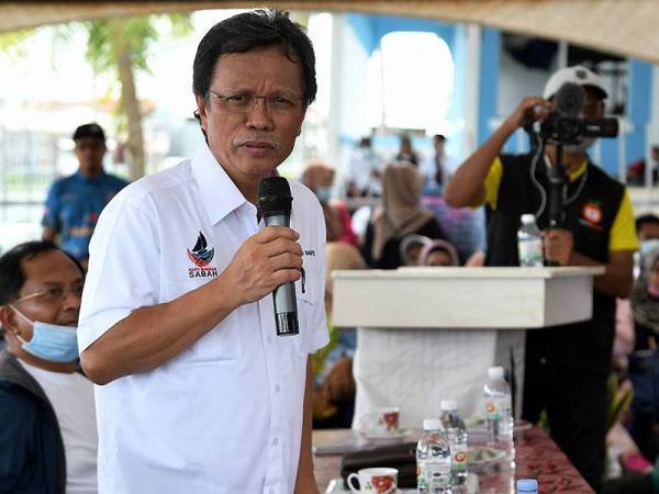 Mohd Shafie Apdal mula berkempen di Kampung Balimbang Pulau Bum Bum sebaik sahaja proses penamaan calon tamat. -Foto Bernama