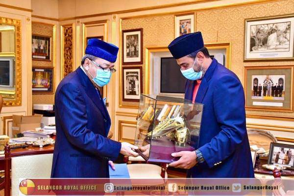 Sultan Selangor, Sultan Sharafuddin Idris Shah berkenan membeli trofi Kasut Emas milik Khalid Jamlus. -Foto ihsan Facebook Selangor Royal Office