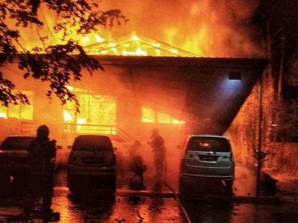Api yang marak telah memusnahkan 90 peratus struktur rumah dalam kebakaran di Taman Malek, Alor Setar pagi tadi.