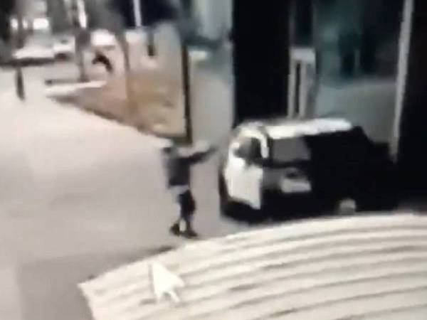 Satu rakaman video yang dikeluarkan Jabatan Syerif Los Angeles menunjukkan seorang lelaki disyaki menembak dua pegawai syerif di sebuah stesen bas di Los Angeles pada Sabtu lalu. - Foto: Jabatan Syerif Los Angeles