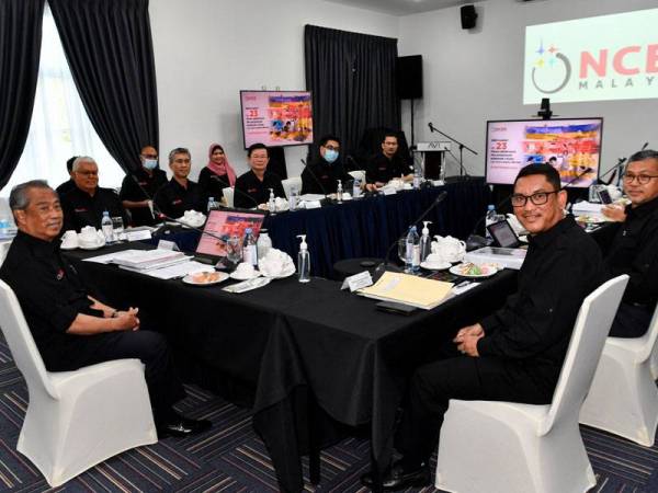 Muhyiddin mempengerusikan Mesyuarat Pihak Berkuasa Pelaksanaan Koridor Utara ke-23 di Pulau Pangkor hari ini.  - Foto Bernama