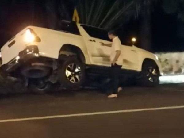 Video Toyota Hilux dipandu seorang lelaki yang masuk ke dalam longkang tular di laman sosial hari ini. - Foto ihsan pembaca