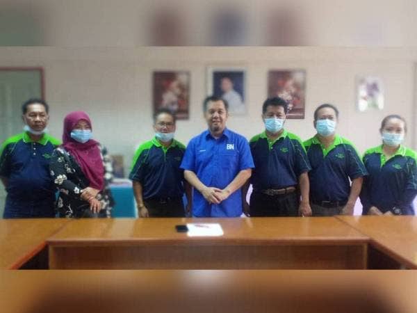 Jamawi (tengah) semasa menerima kunjungan hormat dari PIBG Sekolah Menengah Kebangsaan (SMK) Chinta Mata Tenom di pejabat perhubungan beliau di pekan Tenom hari ini.