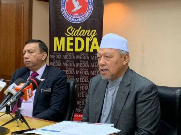 Ahmad Yakob (kanan) pada sidang akhbar selepas Mesyuarat Majlis Tindakan Membanteras Dadah (MTMD) di Kompleks Kota Darulnaim di sini hari ini.