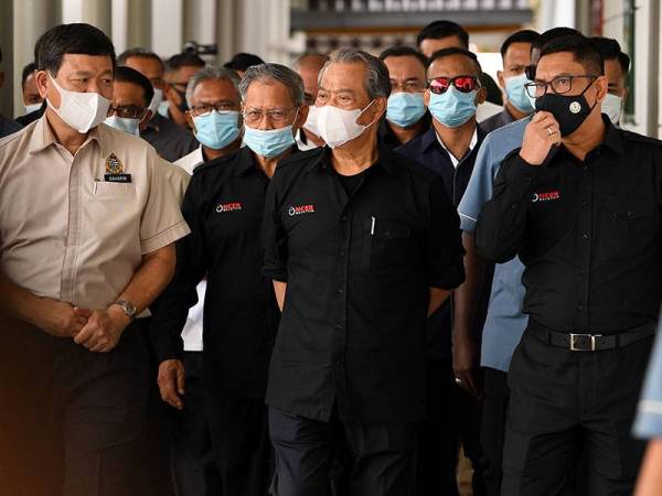 Ahmad Faizal (kanan) mengiringi Perdana Menteri, Tan Sri Muhyiddin Yassin ketika tiba di Jeti Pangkor sempena lawatan kerja beliau hari ini. Foto: Bernama