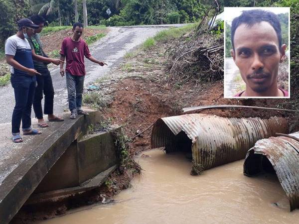 Mohd Azlan (kiri) bersama dua penduduk Kampung Perik menunjukkan pembetung lama yang perlu ditukarkan dengan segera.