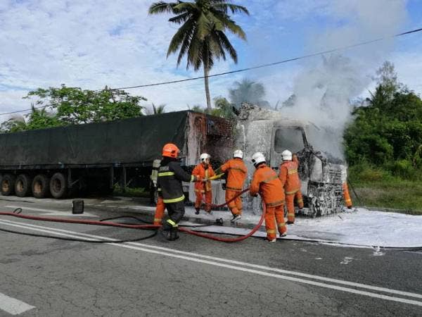 Treler membawa muatan baja yang terbakar di Jalan Air Hitam-Pasoh, Jempol pagi tadi.