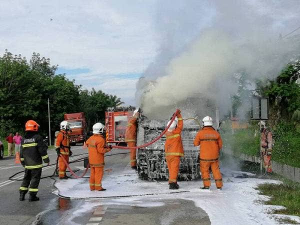 Pasukan bomba dan penyelamat mengambil masa 10 minit mengawal kebakaran.