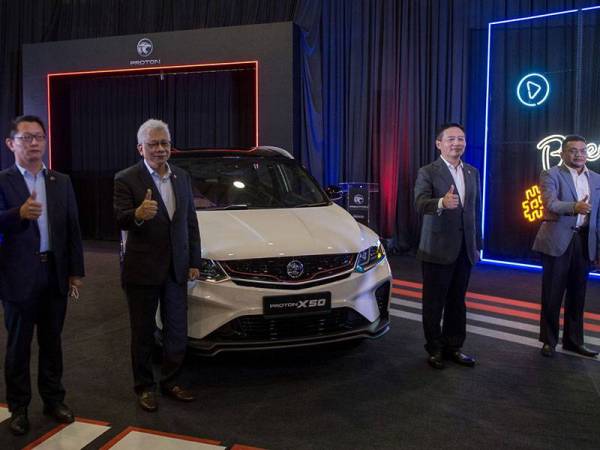 Ketua Pegawai Eksekutif Proton Dr Li Chunrong (dua, kanan) bersama Timbalan Ketua Pegawai Eksekutif Proton Datuk Radzaif Mohamed (dua, kiri) dan Ketua Pegawai Eksekutif Proton Edar Roslan Abdullah (kanan) bergambar dengan kenderaan baharu keluaran Proton X50 ketika Majlis Pratonton Media Proton X50 di Proton Tanjung Malim hari ini.