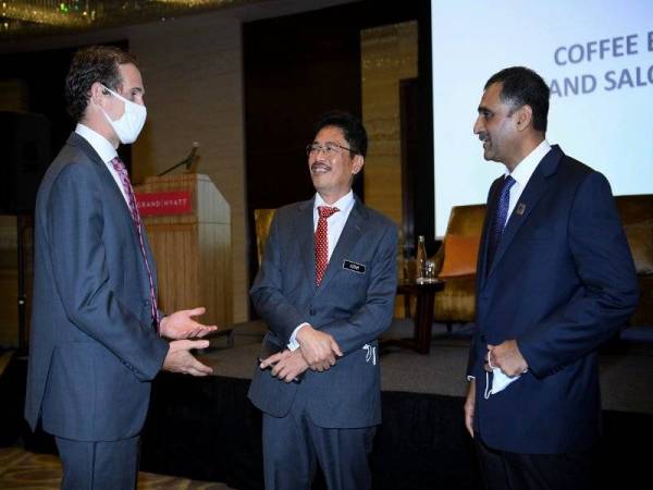 Azam (tengah) beramah mesra bersama Presiden Transparency International Malaysia (TI-M), Dr Muhammad Mohan (kanan) dan Wakil Negara USAID Shane Perkinson (kiri) pada Program Forum Tanggungjawab Korporat: Adakah Anda Berisiko? hari ini.
Foto: Bernama