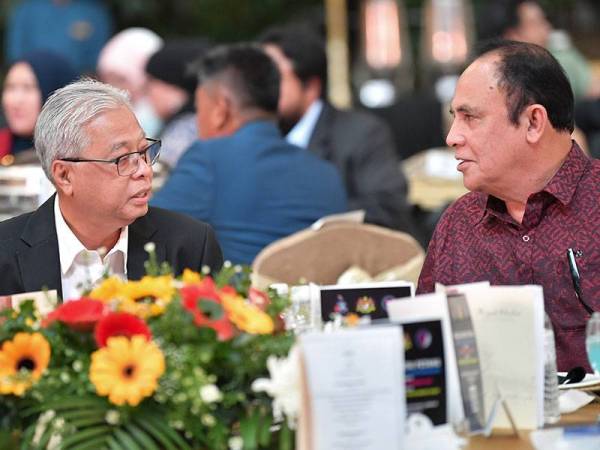 Menteri Kanan Pertahanan, Datuk Seri Ismail Sabri Yaakob (kiri) beramah mesra dengan Pengarah Filem, Datuk Yusof Haslam (kanan) pada Majlis Santai Petang Menteri Kanan Pertahanan bersama Penggiat Seni Tanah Air sempena Kempen Tabung Pahlawan 2020 di sebuah hotel di Kuala Lumpur hari ini. - Foto Bernama