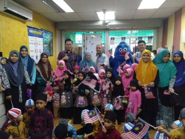 Ameer bersama anak-anak daripada Persatuan Kebajikan Islam Peribadi Mulia, Kajang di bangunan persatuan tersebut kelmarin.