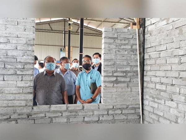 Henry (kiri) mengunjungi GiatMara Keningau ketika lawatan kerjanya di Sabah semalam.