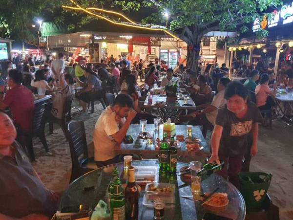 Pelanggan di sebuah restoran di Pantai Bersih dilihat tidak melakukan penjarakan fizikal.