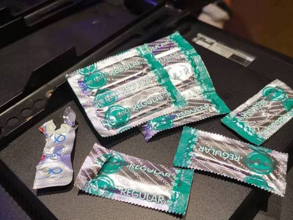 Kondom yang ditemui di rumah urut yang dipercayai menjalankan aktiviti pelacuran.