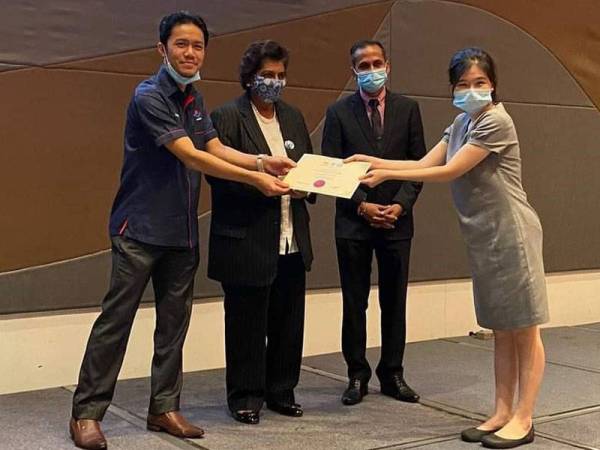 Ketua Bahagian Pengurusan Strategik HRDF, Kementerian Sumber Manusia, Mohd Nazri Sabri (kiri) menyampaikan sijil kepada peserta kursus ‘Finance for Non-Finance’ sambil diperhatikan oleh Saravanan (dua dari kanan) dan Shuba di Hotel Pullman Bangsar, Kuala Lumpur baru-baru ini.