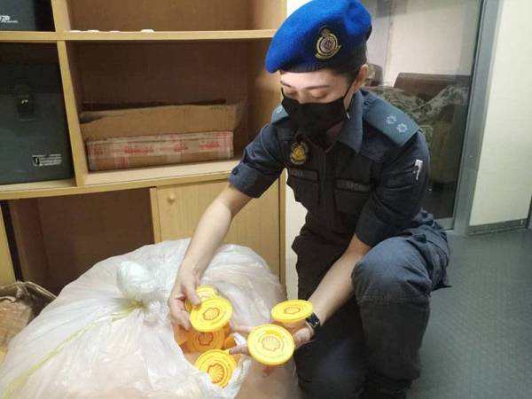 Label serta penutup tong cap dagang Shell turut dijumpai dalam operasi di Taman Industri, Subang Jaya hari ini.