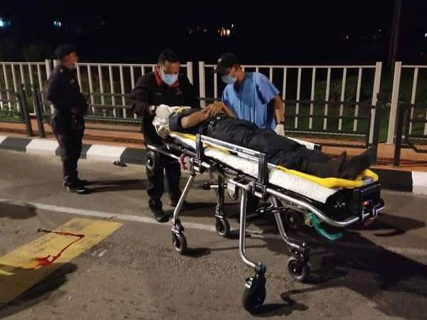 Anggota Pasukan Sukarelawan Polis (PVR) yang cedera akibat dilanggar sebuah motosikal ketika sekatan jalan raya di Jalan Hashim, Kluang malam tadi dikejarkan ke hospital untuk mendapatkan rawatan.