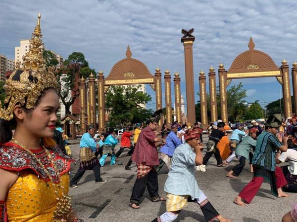 Persembahan gerak tari silat yang turut menarik perhatian peserta daripada kaum Siam sempena Hari Malaysia yang diadakan di Dataran Sultan Ismail Petra, Kota Bharu hari ini.