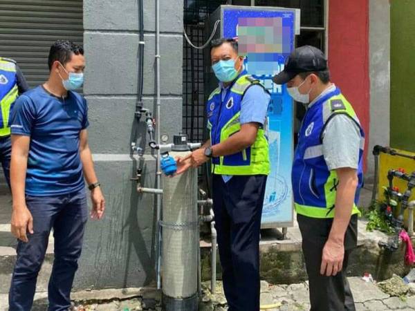 Shamsul Amar (tengah) mengetuai operasi pemotongan bekalan air di premis perjudian sekitar daerah Klang semalam.