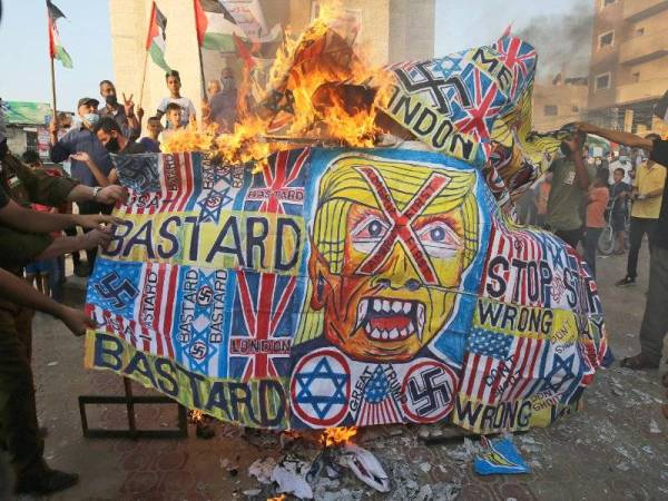 Penduduk Palestin di Rafah mengadakan protes bagi membantah tindakan UAE dan Bahrain memulihkan hubungan dengan Israel. - Foto AF