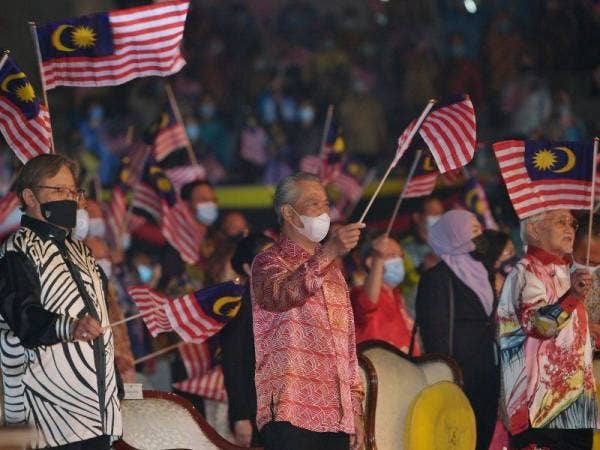 Para pegawai dan anggota Tentera Laut Diraja Malaysia (TLDM) menaikkan Jalur Gemilang pada Majlis Sambutan Hari Malaysia di Stadium Tertutup Sibu hari ini.  - Foto Bernama