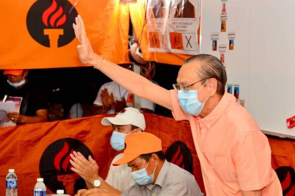 Kah Kita berucap pada Majlis Pemimpin Bersama Masyarakat di Kampung Unggun Jaya, Sepanggar, Kota Kinabalu.