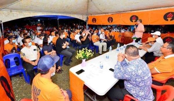 Kah Kiat bersama penduduk pada Majlis Pemimpin Bersama Masyarakat di Kampung Unggun Jaya, Sepanggar, Kota Kinabalu.