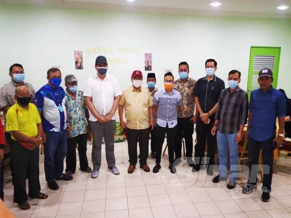 Hendry (enam dari kanan) bersama peserta Felcra dan penerima bantuan pada Majlis Tinjauan Mesra Penyerahan Bakul Makanan Kepada Peserta Felcra di Kampung Ulu Sipitang.