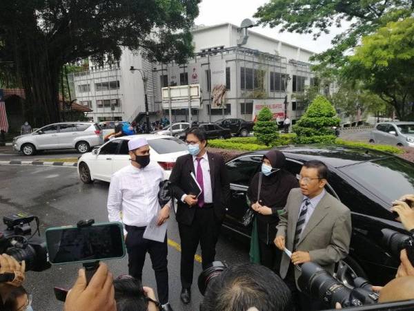 Pada 14 Ogos lalu, Mohd Asri, 42, hadir ke Bukit Aman, Kuala Lumpur, untuk memberi keterangan berhubung pendedahan premis perjudian dan penjualan rokok seludup di Sungai Buloh.