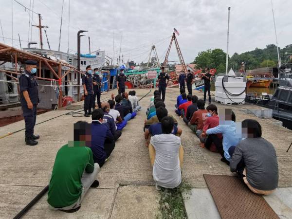 Seramai 25 kru termasuk tekong warga Vietnam dari dua buah bot yanh ditahan KM Tok Bali dalam operasi yang dijalankan, Selasa lalu.