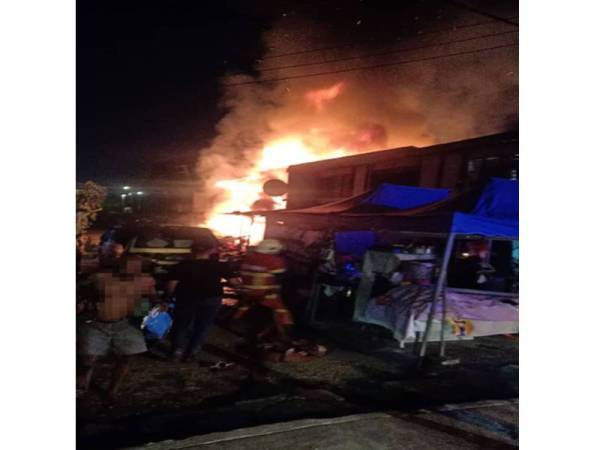 Seramai 12 individu tinggal sehelai sepinggang apabila rumah didiami mereka hangus dalam kejadian pagi tadi.