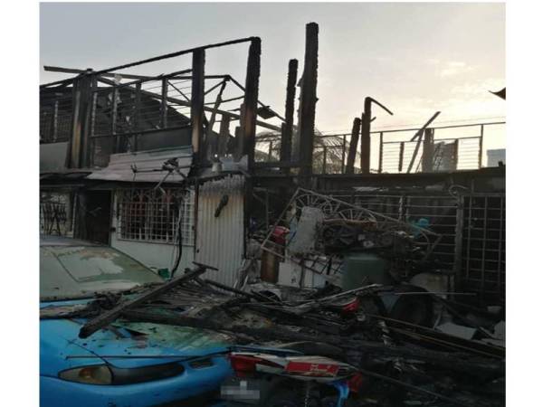 Empat unit rumah panjang dan dua kenderaan hangus dalam kejadian kebakaran di Jalan Ikan Emas, Cheras di sini pagi tadi.