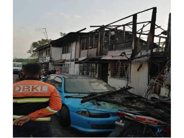 Skuad Penyelamat DBKL turut ke lokasi meninjau kejadian kebakaran melibatkan rumah panjang di Jalan Ikan Emas, Cheras di sini pagi tadi.