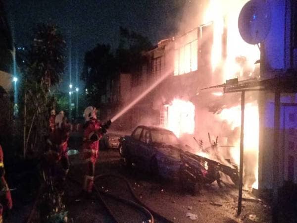 Seramai 51 anggota bomba dari BBP Bandar Tun Razak, BBP Pudu dan BBP Hang Tuah dikejarkan ke lokasi bagi memadamkan kebakaran.