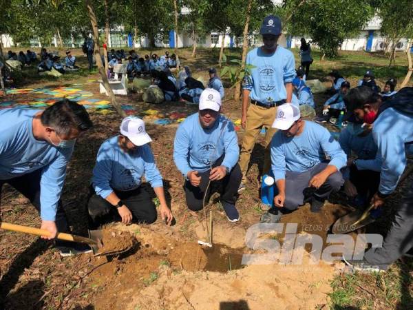 Penanaman pokok di Rimba Lestari yang berkeluasan 26.82 ekar itu mempunyai 800 pokok hutan dan 1,800 pokok Akasia.