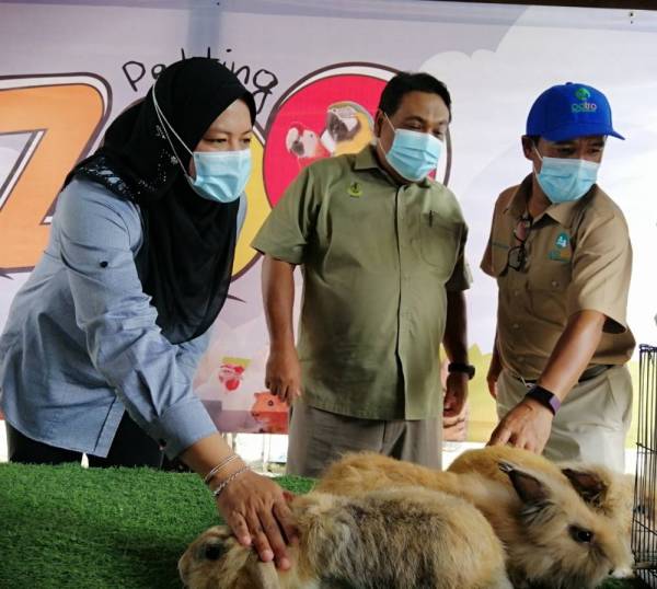 Nolee Ashilin meninjau mini petting zoo yang terdapat di Patro. 