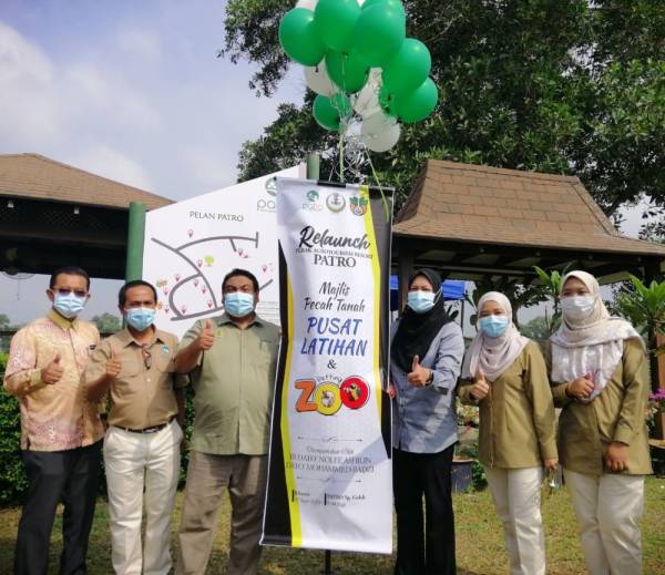Nolee Ashilin (tiga dari kanan) menyempurnakan gimik pelancaran Majlis ‘Re-Launch’ Perak Agrotourism Resort di Patro hari ini. 