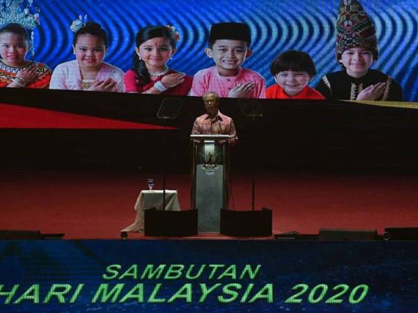 Muhyiddin menyampaikan amanatnya sempena Sambutan Hari Malaysia 2020 ke-57 Peringkat Kebangsaan di Stadium Tertutup Sibu malam tadi. -Foto: Ihsan JaPen