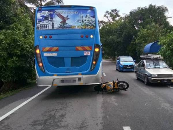 Motosikal mangsa tersepit dibawah bas.