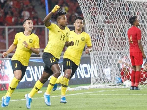 Sumareh (tengah) membuat keputusan mengejut meninggalkan Pahang untuk menyertai kelab Thailand, Police Tero FC.