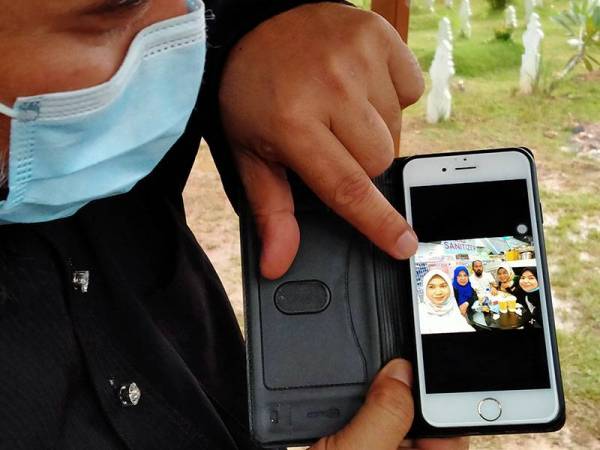 Shabri menunjukkan gambar kenangan anak bongsunya, Ayuni Shazwanie.