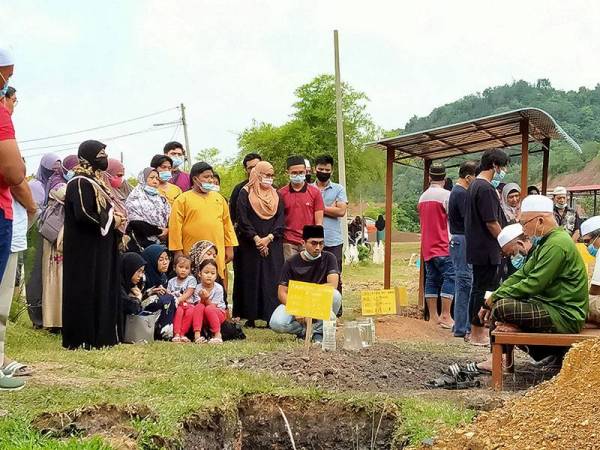 Ahli keluarga dan rakan rapat mengiringi jenazah Ayuni Shazwanie yang dikebumikan di Tanah Perkuburan Islam Raudhatul Solihin, Sungai Petani petang tadi.