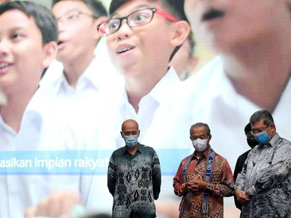 Saifuddin (kanan) mengiringi Perdana Menteri, Tan Sri Muhyiddin Yassin (tengah) pada majlis pelancaran Gerbang Sabah di Kota Kinabalu malam ini. - Foto Bernama